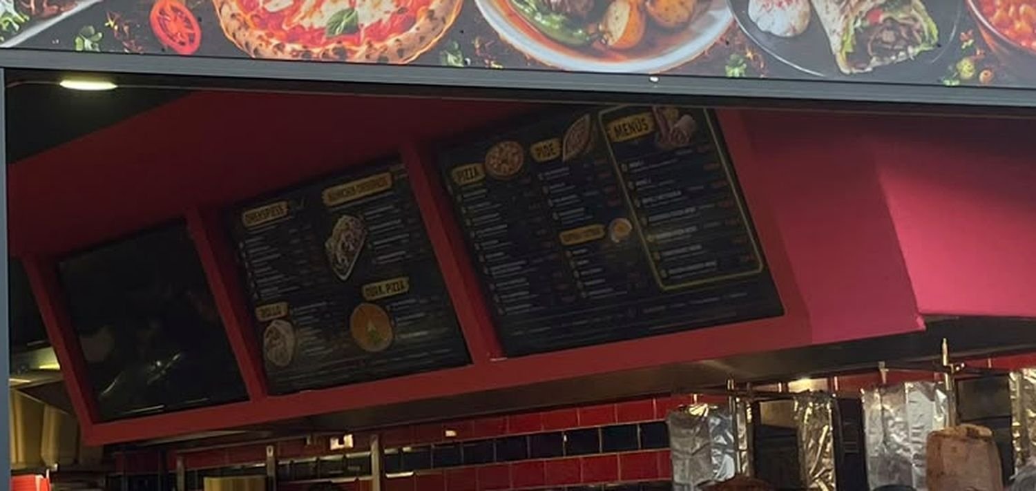 Theke mit Menütafeln und Dönerspießen